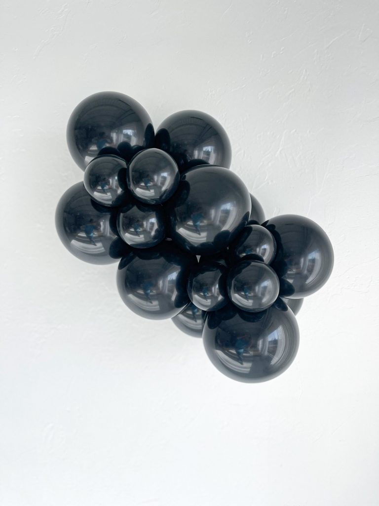 TUFTEX Black balloons – inflated color cluster