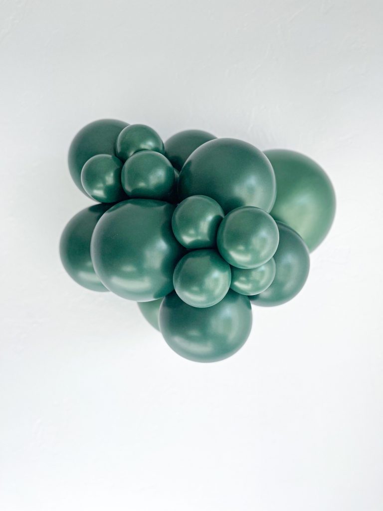 TUFTEX Metallic Forest Green balloons – inflated color cluster