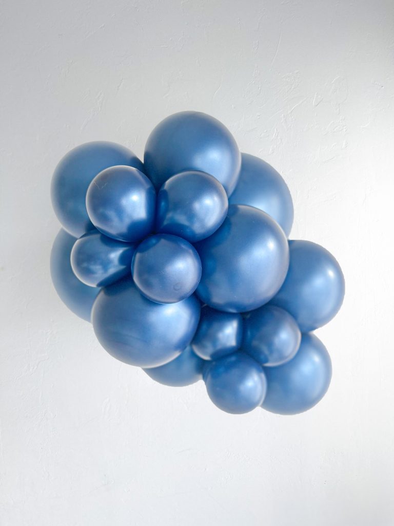 TUFTEX Metallic Midnight Blue balloons – inflated color cluster
