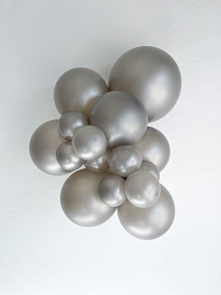 TUFTEX Silver balloons – inflated color cluster